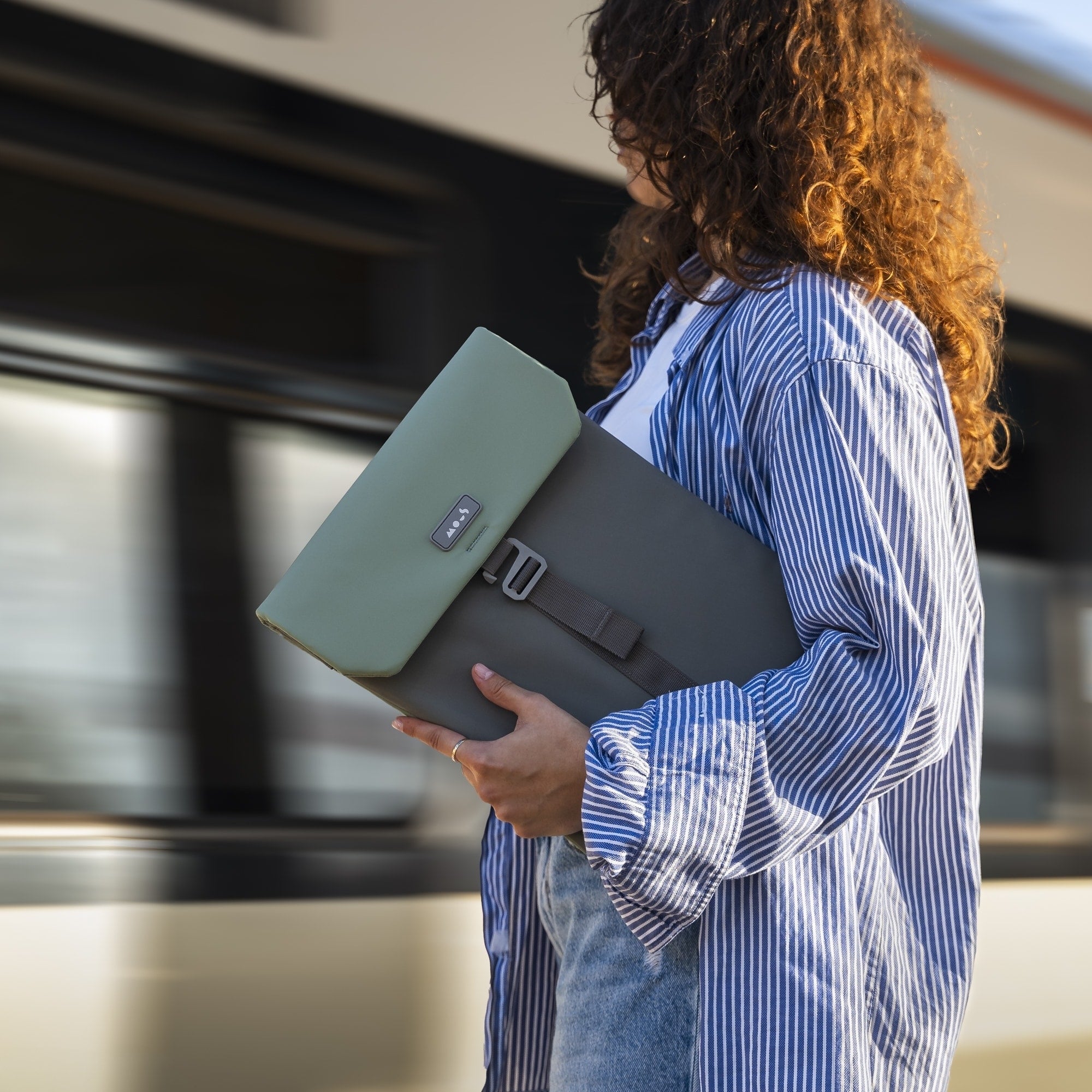 UniversalLaptopSleeve_Sage_14Inch_Lifestyle_2000x2000-1_af441e4f-1b96-4286-8e57-20f7c09f8ca3