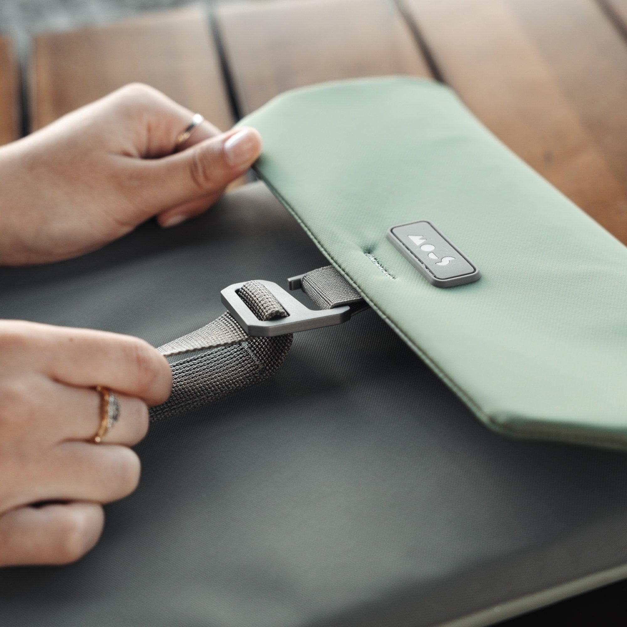 UniversalLaptopSleeve_Sage_14Inch_Lifestyle_2000x2000-6_264607ce-28fb-4a25-9172-3781401f9f62