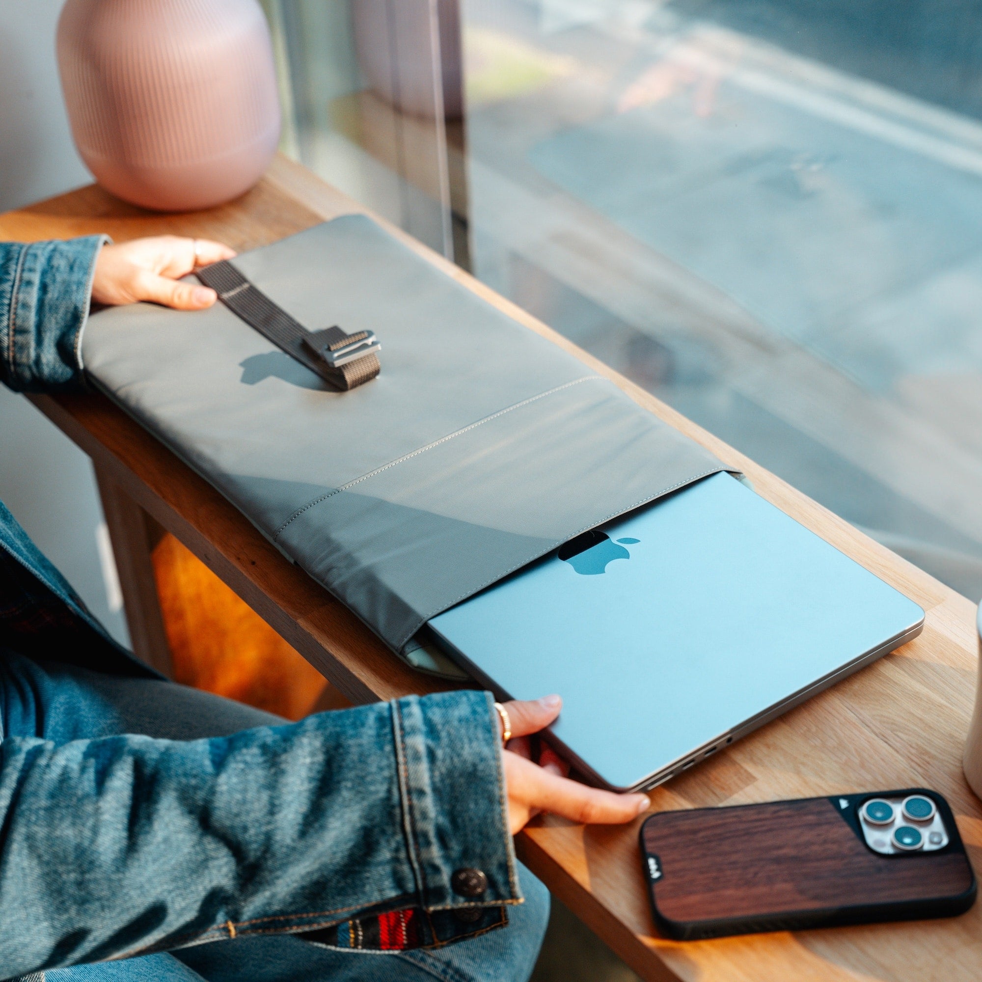 UniversalLaptopSleeve_Sage_14Inch_Lifestyle_2000x2000-7_dfa4d3a7-c183-4a53-825f-b3b9411d1e49