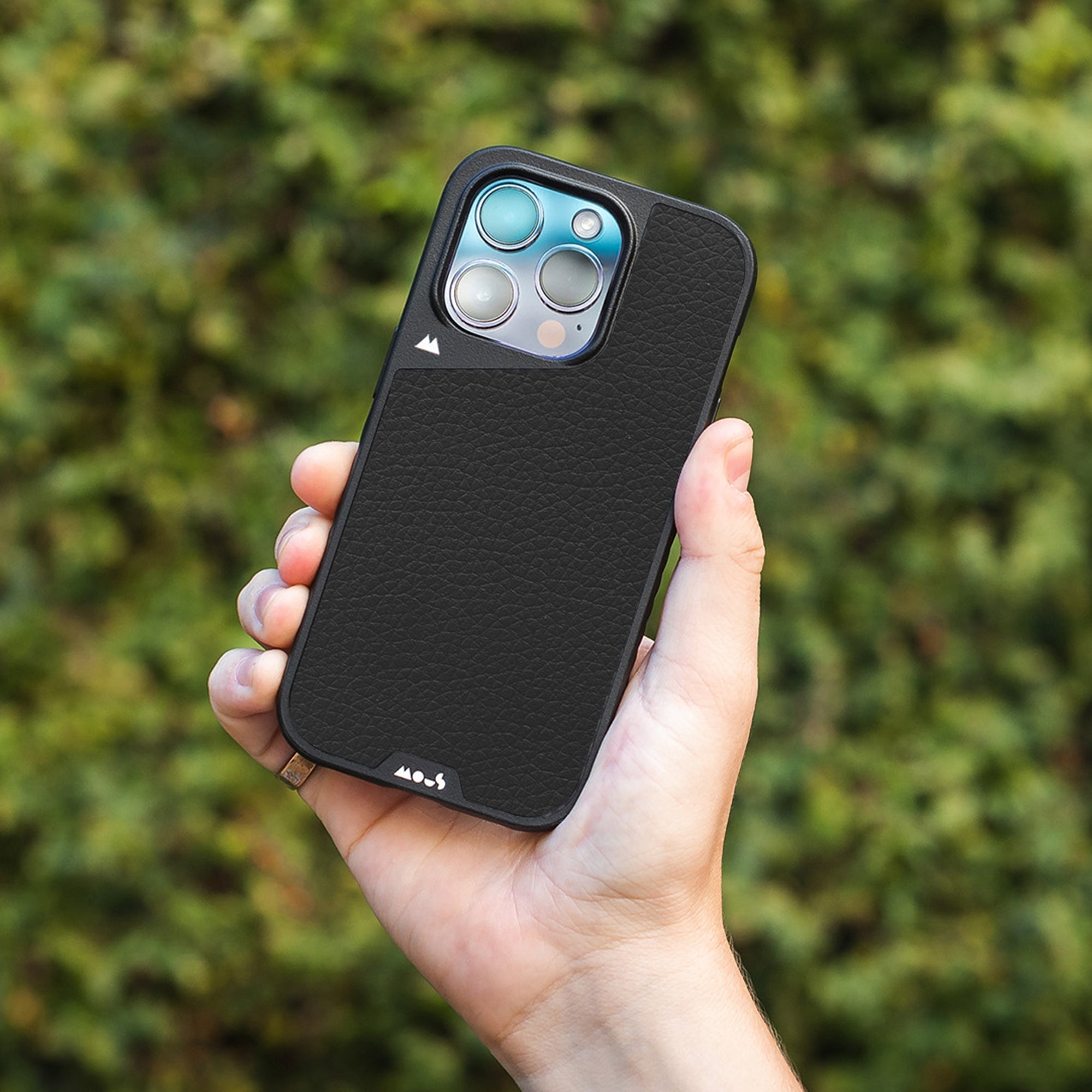 i15-Pro-Limitless-Lifestyle-Hand-Black-Leather_d3845ea8-74f2-4cf4-80a9-36b4e9b8ad38