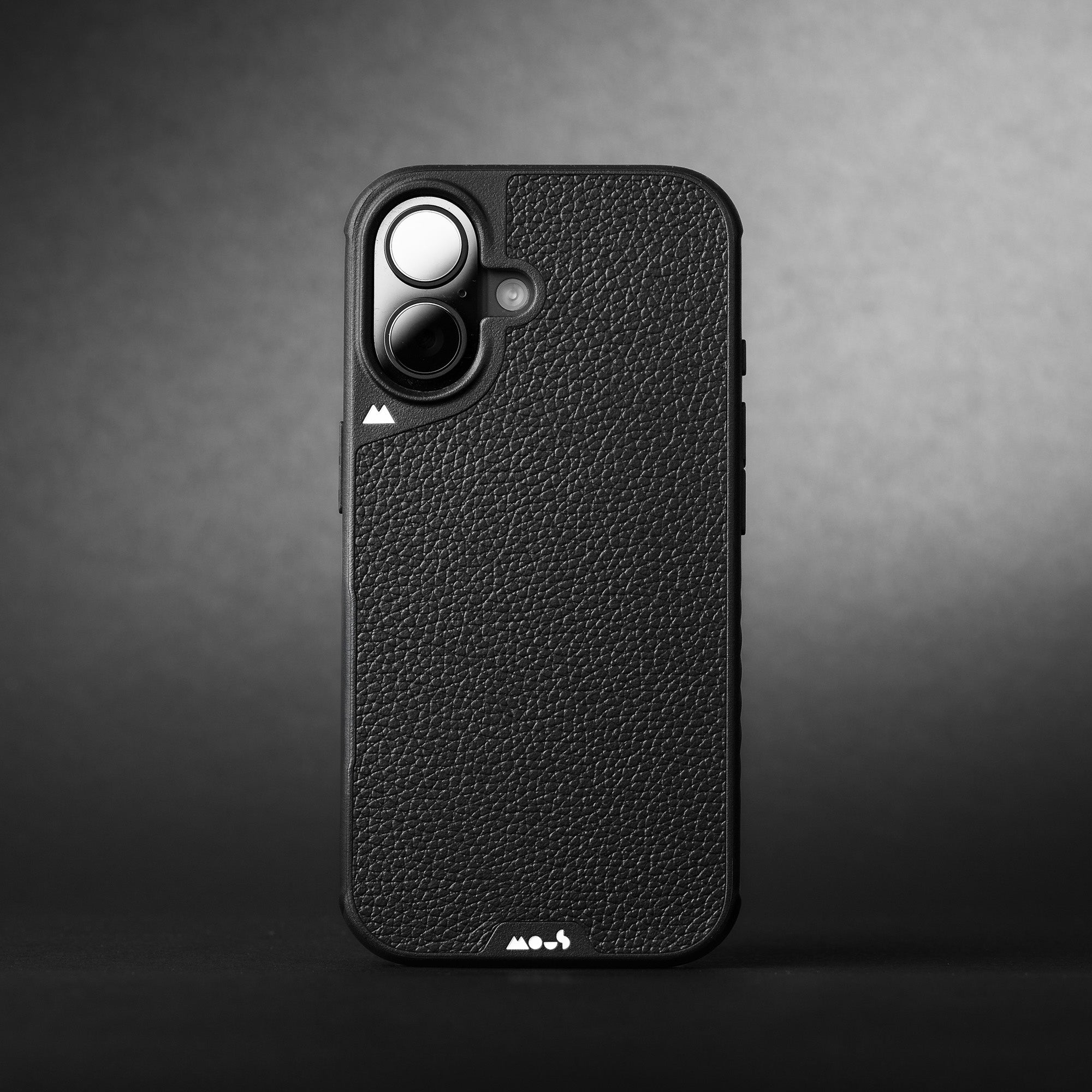 i16_Relaunch_Studio_Asset_Black_leather_STD_aa4955ff-5691-4b93-875e-6cf53405e5e8